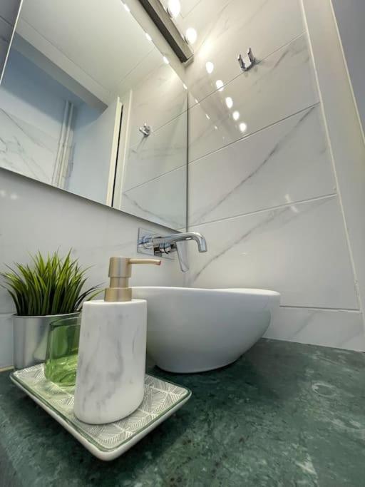 Stylish And Central Apt Near Acropolis - Avdi Square Atenas Exterior foto